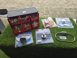 Deurbeslag In Magazijnbak En Bad Accessoires Mix kavel, Diverse